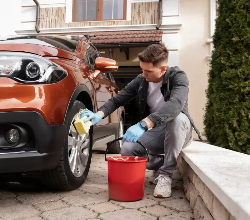 Lavage auto à domicile Nahuja : professionnel intervenant sur un véhicule